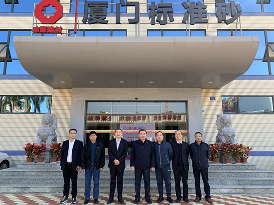原中國建材集團領(lǐng)導(dǎo)、現(xiàn)浙江大學(xué)教授劉志江一行蒞臨公司調(diào)研